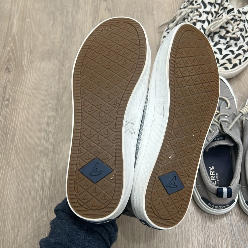 3 pairs of Shoes size 6, in good condition shoes Sperry and Bucket feet - Picture 6 of 8